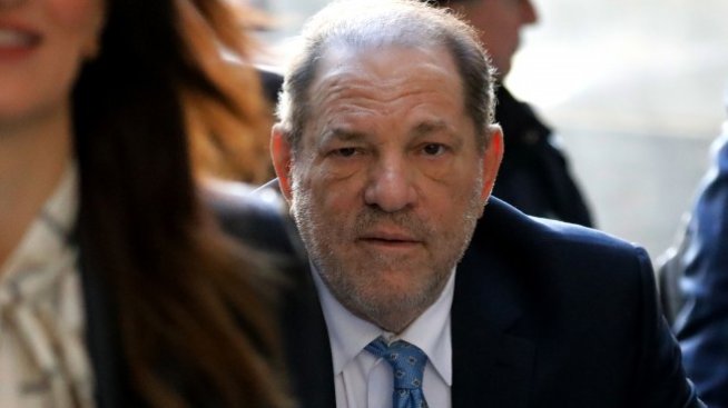 Харви Уайнстийн е приет в болница