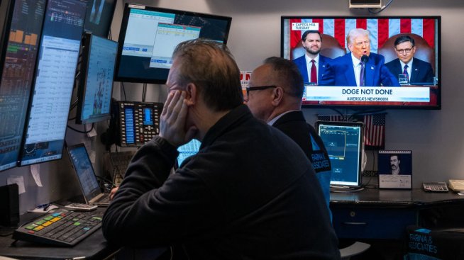 Wall Street се завръща към търговия, обхваната от страхове за рецесия