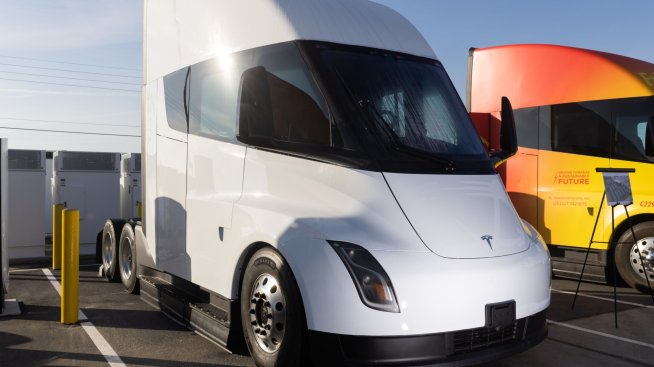 Tesla планира мрежа от зарядни станции за влекача Semi между Тексас и Калифорния