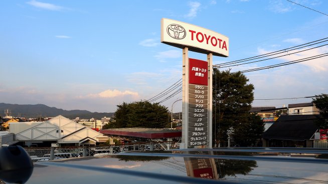 Продажбите на Toyota отбелязват спад за шести пореден месец поради слабото търсене в Китай