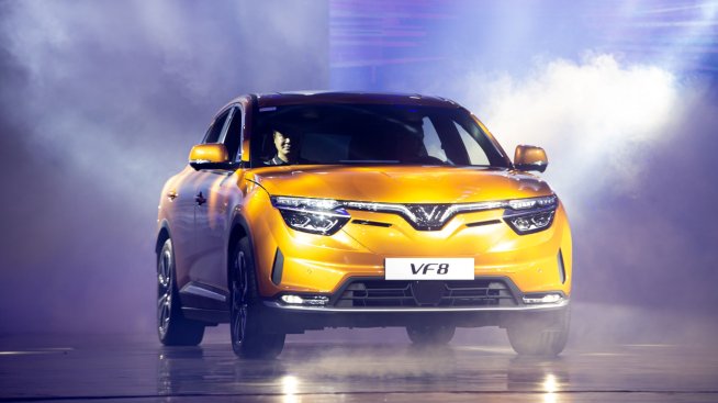 VinFast стартира доставките на електромобили с церемония във Виетнам