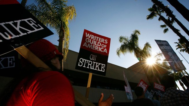 Холивудските сценаристи излизат на стачка заради ниско заплащане