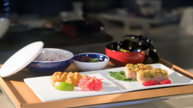 Singapore Airlines сервира самолетна храна на самолети на земята