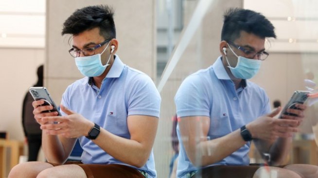 Apple тества отключване на iPhone и при носене на маска