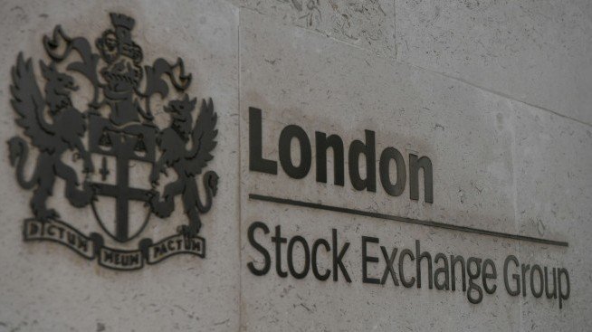 Повечето индекси в Европа отчетоха спадове въпреки оптимизма около пандемията