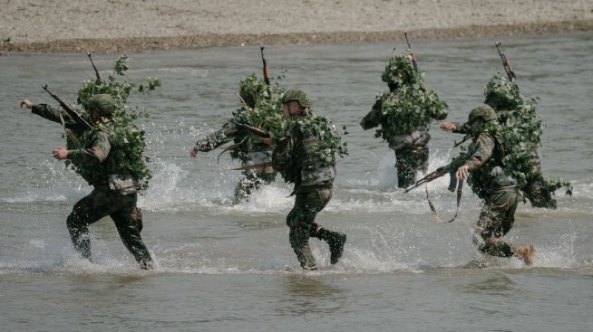 Румъния привлича млади хора в армията с платена военна подготовка