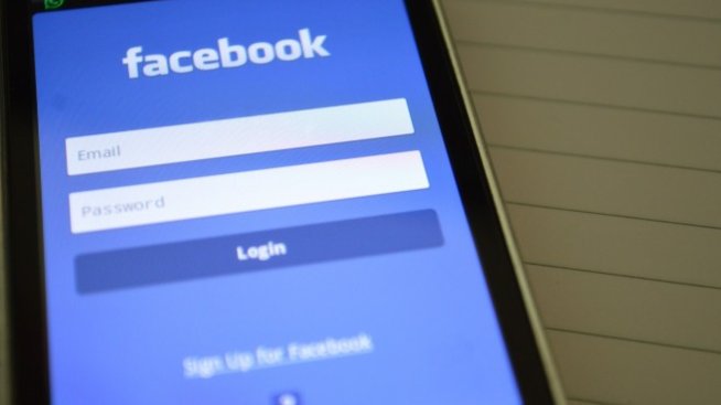 Facebook привлича един от директорите на LinkedIn