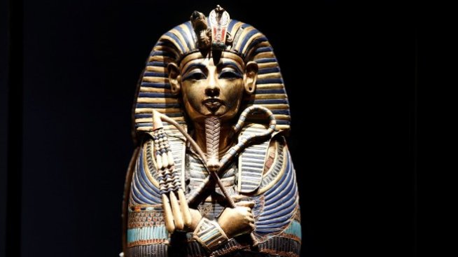 Бюст на Тутанкамон достигна близо 5 млн. лири на търг