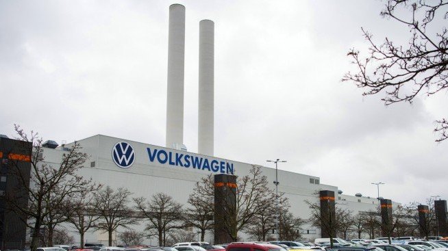 Volkswagen: Губим шестцифрен брой автомобили от производството заради чиповете