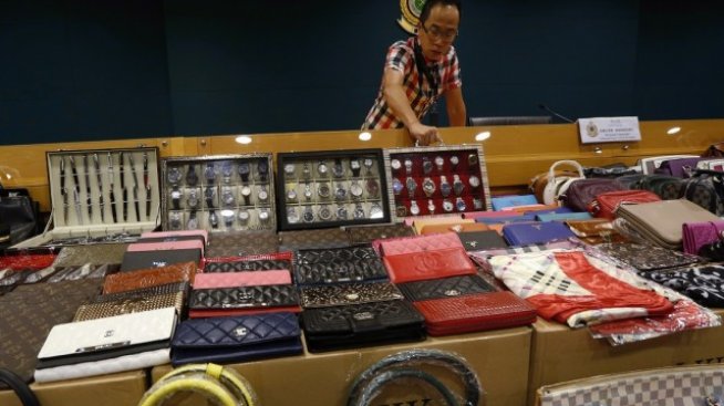 Луксозните модни брандове засилиха битката си с фалшификатите