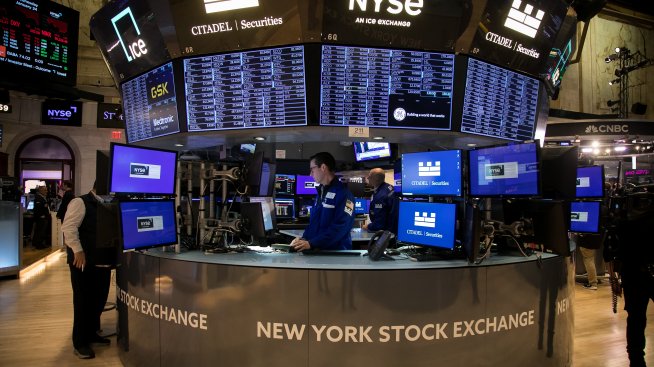 Dow и S&P 500 отстъпиха от рекордите си след новите данни за икономиката на САЩ