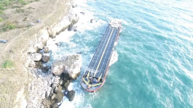 Морската вода се пречиства след изтеглянето на кораба Vera  Su