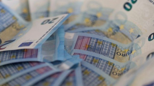 Еврото попадна под натиска на свиващото се германско производство