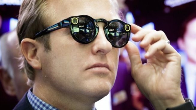 Учен: Смарт устройствата и очилата за добавена реалност поставят под риск личните данни