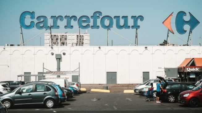 Carrefour ще разположи над 700 зарядни станции в своите хипермаркети във Франция