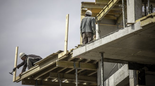 Строителството у нас е продължило да се свива в края на лятото
