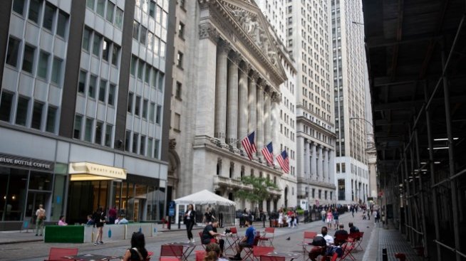 Индексите на Wall Street се съвземат след вчерашните разпродажби*