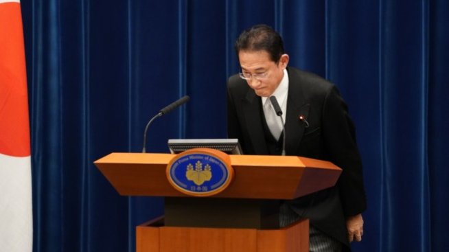 Одобрението за новия японски премиер остава под това на Абе и Суга