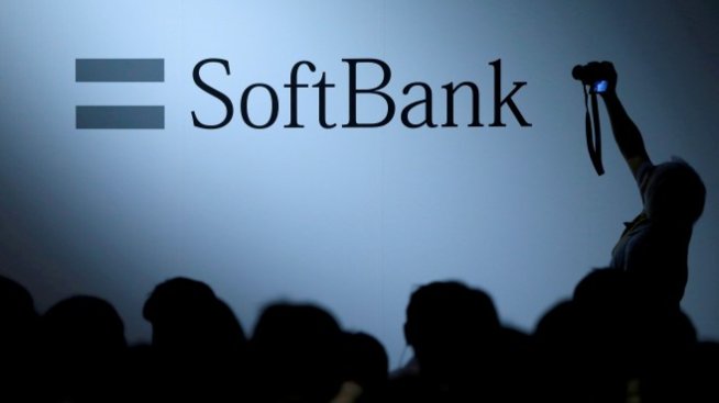 Технологичната SoftBank се обръща отново към финансовия сектор