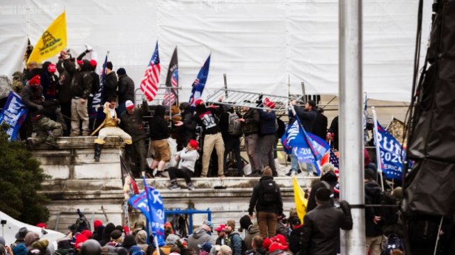 Четирима души са загинали по време на щурма на Капитолия