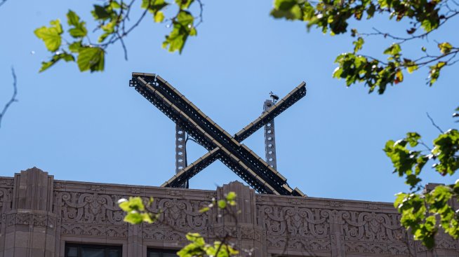 Илон Мъск все пак се нуждае от старите медии, които толкова недолюбва