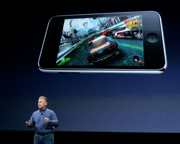 
	&nbsp;

	Шефът на маркетинга вече пое някои важни продуктови презентации, сред които и представянето на новия iPhone 4S. Всички последни успешни продукти са маркетирани под ръководството на Шилър.&nbsp;
