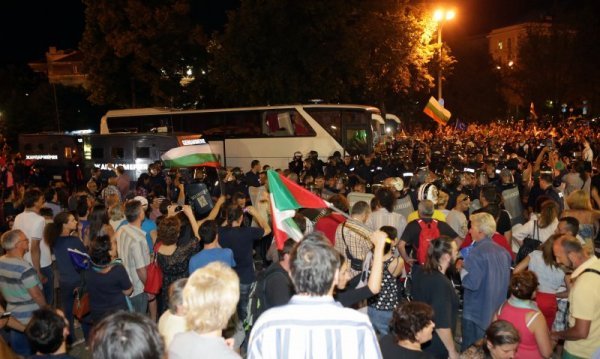 
	Нощта на &quot;белия автобус&quot;. Снимка: БТА
