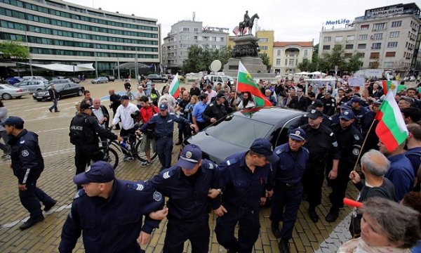 
	Протест срещу кабинета на Пламен Орешарски от юли 2013 година. Снимка БТА
