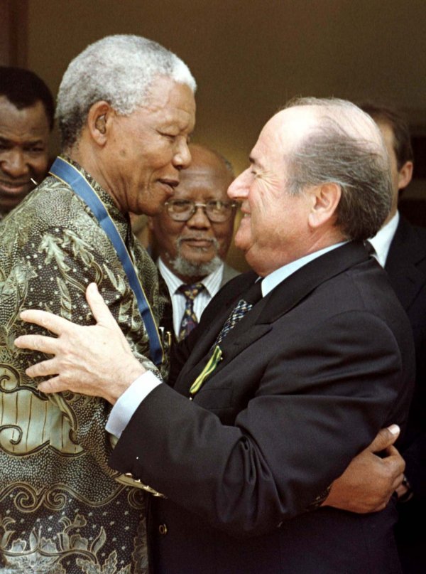 
	След 17 години на върха на световната футболна централа Жоао Авеланж е сменен на президентския пост от Сеп Блатер, който е избран за президент с много близка разлика от шведския си конкурент Ленарт Йохансон. Обвиненията за подкупи тръгват бързо, но остават само слухове. Снимки: Ройтерс
