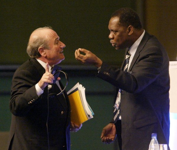 
	Въпреки бунта от страна на някои от най-доверените му хора и новите обвинения в корупция, Блатер е преизбран за президент пред африканския кандидат Иса Хаяту.
