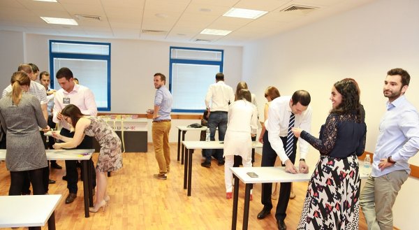 
	Семинарът Dirty Innovation цапа ръцете на мениджърите. Все пак, за да се случат иновациите, понякога те трябва да запретнат ръкави и да свършат работата сами.&nbsp;
