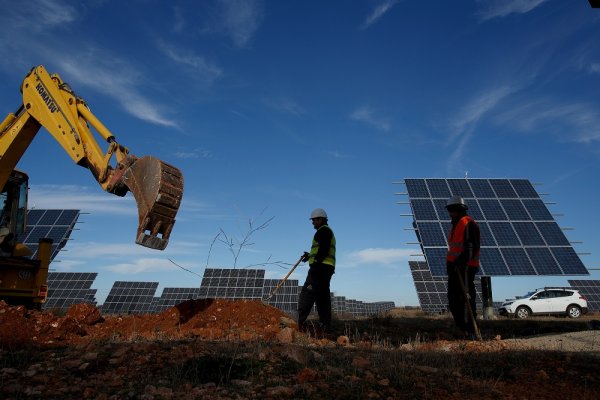 
	Макрон обеща инвестиции във възобновяеми енергийни източници. Според Goldmann Sachs това би било от полза за производителите на вятърни турбини, като Vestas Wind Systems и Nordex и за доставчиците на енергия като&nbsp; EDP Renovaveis и Engie. За&nbsp; Electricit&eacute; de France победата на Макрон може да значи повишаване на паричния поток заради евентуални повишени цени на електричеството.&nbsp;
