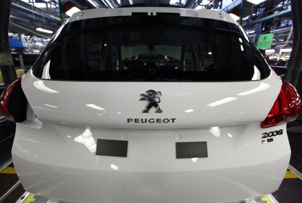 
	Френските производители Renault и Peugeot биха могли да се възползват от по-ниските трудови разходи, по-високото потребление и плановете на Макрон за предоставяне на облекчения за шофьорите, които купят по-екологични автомобили, смятат от Soci&eacute;t&eacute; G&eacute;n&eacute;rale. Според Evercoriht е вероятно правителство, определено от Макрон, да пристъпи към продажба на дялове от Renault. Това би било добре за предприятието, тъй като ще отвори пътя към по-ефикасен и балансиран холдинг с Nissan.&nbsp;
