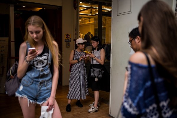 
	Макрон се изказа в подкрепа на мерки за намаляване на дела на държавата в борсово котирани дружества. Продажбата на държавните дялове в Orange може да предизвика според експерти на Fidelitys Durel нова вълна от консолидация в индустрията, или най-малко да се заговори за това. Неговият фонд е купил акции на Iliad, защото телекомуникационният оператор ще бъде сред най-големите бенефициенти от консолидацията.

	Скептичен е обаче Стефан Бейзян, анализатор в Raymond James. Според него консолидация в сектора е малко вероятна на фона в средносрочен план на последните сигнали от страна на френския регулатор.&nbsp;
