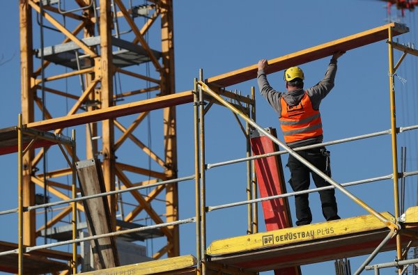 
	Строителният сектор ще се възползва от плана на Макрон да премахне местните данъци за четири пети от домакинствата и да укрепи строителството в някои региони, убедени са в Soci&eacute;t&eacute; G&eacute;n&eacute;rale. Според UBS ще спечелят и френски, както и насочени към Франция дружества със специална инвестиционна цел. UBS наскоро повиши ценовите цели за АДСИЦ Unibail-Rodamco и фонда ICADE.
