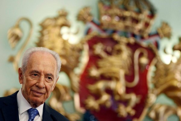 
	Перес на посещение в София. Снимки: Архив Ройтерс
