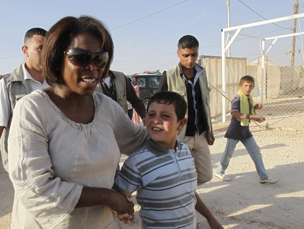 
	&bdquo;Знаете ли, че израснах в Лоундейл [беден район в Чикаго &ndash; бел. Ред.]. Има дълъг път от това място до &bdquo;Ваше превъзходителство&ldquo;, заяви Казън, спомняйки си времената, в които беше посланик на Съединените щати в Агенциите за храна и земеделие на ООН. Въпреки че е израснала в бедната част на Чикаго, Казън днес е изпълнителен директор на Световната продоволствена програма на ООН. Преди това е работила в администрацията на Бил Клинтън, където е забелязана от Хилъри Клинтън.
