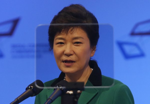 
	Идването на власт на Дилма Русеф в Бразилия не беше никак лека задача за нея, тъй като конкуренцията беше жестока. Сега тя е първата жена президент на петата по големина икономика на света, но миналото й не е чак толкова светло и красиво. През 1970 г. Тя е арестувана, измъчвана и е била в затвора за участие в съпротивата срещу военната диктатура. Въпреки че Бразилия не може да се похвали със сериозен икономически растеж откакто Русеф е на власт,&nbsp; президентът си спечели похвали за борбата си с корупцията и реформите в системата за социална сигурност.
