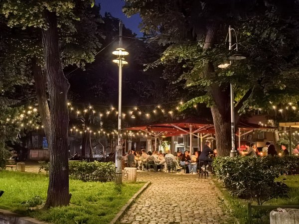 Huawei Pura 70 Ultra успява да улови повече светлина и да предложи по-детайлни и цветни нощни кадри. 