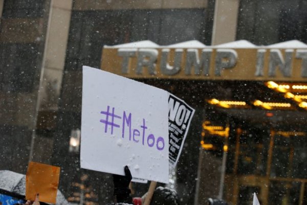 
	През 2017 г. беше отбелязана повратна точка в начина, по който се говори за сексуалния тормоз. Списания Time дори обяви движението MeToo за личност на годината.

	Личности от различни индустрии заговориха за сексуалното насилие &ndash; от Салма Хайек, която сподели за сблъсъка си с Харви Уайнстийн до безразсъдното отношение, пред което се изправят жените работници в ресторантьорската индустрия. Така се осветли мрачната реалност, с която много жени се срещат на работа.

	Много хора се шокираха от историите, които се разкриха през последните месеци. Те отделиха известно време за размисъл, включително и за структурирането на властта в обществото.

	Други омаловажиха ситуацията, което позволи на някои от злоупотребилите да се измъкнат сухи от водата.

	До каква степен движението срещу сексуалните злоупотреби може да промени 2018 г. ще се види на връчването на Оскарите през март. Кейси Афлек спечели през миналата година статуетка за най-добър актьор за превъплъщението му в &bdquo;Манчестър в морето&ldquo;. Според традицията той трябва да обяви победителката за най-добра актриса. Вече има петиция това да не се случва заради предишни обвинения в сексуално насилие срещу него.

	Тази година наистина ще стане ясно дали Холивуд най-накрая ще промени мирогледа си, или пак ще замете всичко под килима.

	Снимка: Архив Ройтерс
