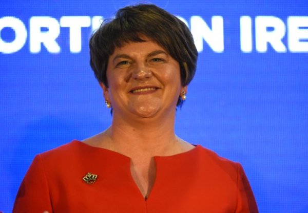 
	Да проваля нещата почти винаги е в начина на действие на Демократичната съюзническа партия (DUP) от Северна Ирландия. Досега партията получи 1 млрд. лири, за да подкрепи правителството на Тереза Мей във Великобритания в момент, в който здравната и всички други системи в страната се задъхват заради недостиг на средства.

	Партията успя и да разтърси преговорите за Brexit, като постави каруцата пред коня точно в момента на приключване на първата фаза от преговорите. Фостър заяви, че &quot;всяка форма на регулаторна дивергенция&quot;, т.е. разделяне на Северна Ирландия от останалата част на Великобритания, е неприемлива. Това пък означава, че можем да очакваме те да легализират браковете на гейовете и абортите, ама друг път.

	Има голям шанс партията да продължи с неадекватното си поведение и през тази година.&nbsp;

	Снимка: Архив Ройтерс&nbsp;
