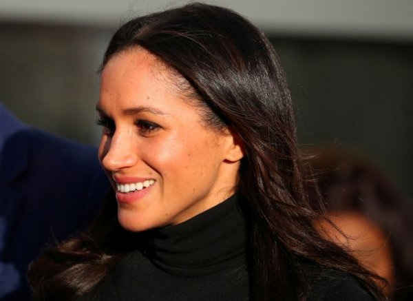 
	Меган Маркъл е може би най-вълнуващото нещо, което се е случило на британската кралска фамилия този век. 

	Членовете на британската кралска фамилия вече имат горчив опит с разведени американки, но Меган изглежда повече от щастлива, уверена и успешна. Тя е ангажирана със защита правата на жените към Обединените нации, което определено е червена точка в биографията ѝ на истинска модерна принцеса. 

	Това пък означава, че ако я сложат в калъпа на традиционната симпатична, мълчалива, принцеса, това определено ще съсипе годината. Оставете Меган да си бъде Меган!

	Снимка: Архив Ройтерс
