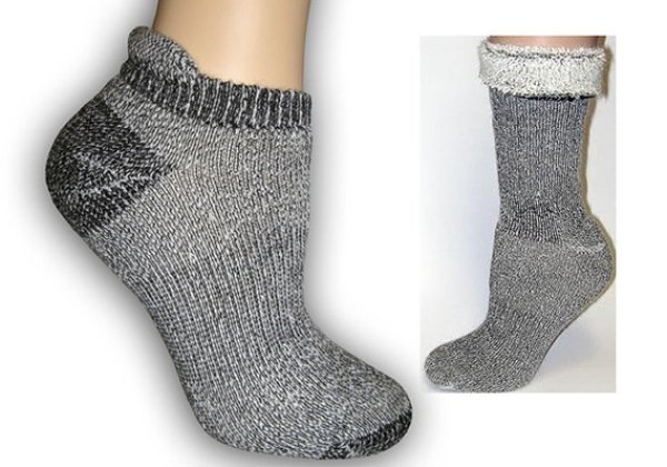 
	Можете да се регистрирате домейн, да заплатите уеб-хостинг услуги и да си отворите профил в сайтове за запознанства с биткойни. От алтернативно средство дигиталната валута постепенно се превръща в нещо традиционно. Наскоро чухме и за продадена кола Tesla Model S в Калифорния.

	Това обаче ще ви изненада &ndash; можете да си купите чифт чорапи от алпака. Направени са от 78% чиста вълна от алпака, 20% найлон и 2% ликра. Чифтът струва 20 долара, като с един биткойн можете да си купите наистина доста броя. Снимка:&nbsp;Grasshillalpacas.com
