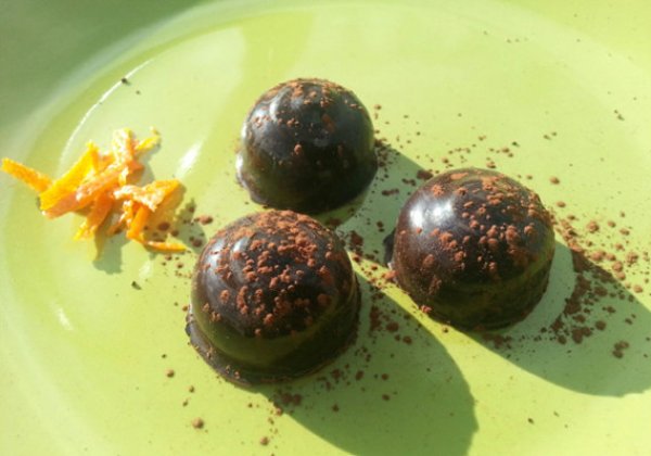 
	Тези шоколадови изкушения имат много общо с биткойните. Те се предлагат с любезното съдействие на застъпниците за&nbsp;агоризма &ndash; социална философия, която лобира&nbsp;в полза на доброволната размяна на стоки и услуги без намесата на държавата. Неслучайно и порталът им е озаглавен StatelessSweets.com. Тези и други стоки могат да бъдат закупени с биткойни. В продуктовия лист влизат още лакомства за диабетици, безглутенови сладка и зърнени изкушения и други. Снимка: StatelessSweets.com
