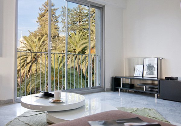 
	Как ви се струва една почивка в апартамент във френския град Ница? Цената е 200 евро на вечер. Размерът на жилището е 120 кв. м., върху които са разположени три спални, две бани и самостоятелна тераса.

	Наскоро реновиран, апартаментът е разположен в тих жилищен квартал в близост до музеите на Марк Шагал и Анри Матис. Пушенето и домашните любимци не са добре приети, за разлика обаче от биткойните. Ако Ница не е по вкуса ви, подобни предложения предлагат също ваканционни жилища в Хърватия и хотели в Сан Франциско. Снимка: NiceNiceApartment.com
