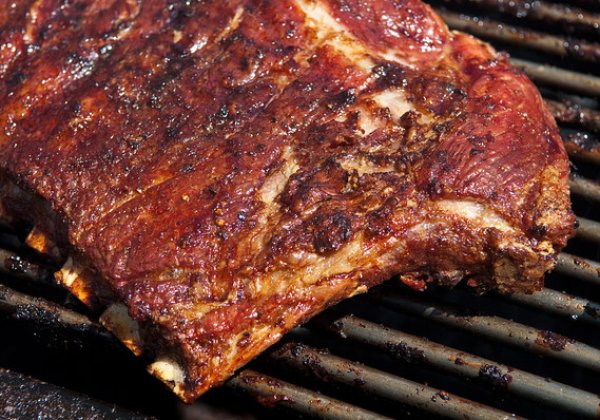 
	Ако по някаква случайно попаднете в Солт Лейк Сити и изгаряте от желание да похапнете барбекю, вашите биткойни са добре дошли в Firehouse BBQ Grill. Изкушенията са безброй и са съставени от всички традиционни за нашето време меса &ndash; свинско, телешко, пилешко, пуешко. Мястото предлага и кетъринг.&nbsp;Снимка: Shutterstock.com
