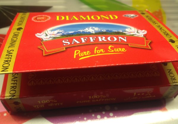 
	Базираният във Великобритания портал LegacyofKashmir.com продава шафран, събран ръчно от индийски фермери. Специфичната подправка се бере само в определени часове на деня, което гарантира най-високото ѝ качество. Защо компанията подкрепя биткойните? &quot;Това е една децентрализирана валута, която принадлежи на народа, а не на елита&quot;, посочват на сайта си предприемачите.&nbsp;Снимка: LegacyOfKashmir.com
