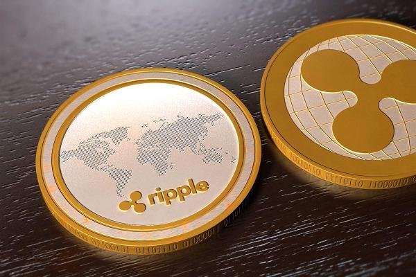 
	&quot;Това е много повече от математически базирана валута&quot;, отбелязва говорител на Ripple.

	Объркахте ли се? Не трябва. Платформата Ripple осъществява по-бързи транзакции от биткойна, като същевременно обхваща и други обменни средства, като щатския долар, еврото, лайкона. И, разбира се, своята собствена валута, наречена XRP.

	Ripple Labs &ndash; компанията, стоящата зад валутата, е базираната в Сан Франциско, САЩ. Стартъпът се финансира от множество предприемачи, в това число и инвестиционното звено на гиганта Google &ndash; Google Ventures.
