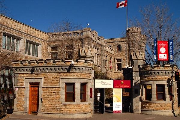 
	Toва не е алтернативна валута, а изследователски проект, създаден от Кралския монетен двор на Канада. Предложението все още е в тестови вариант.

	MintChip предлага сигурен трансфер на средства с помощта на цифрова технология. Създаден след организирането публичен конкурс за разработчици на софтуер, проектът използва защитен чип и протокол, които позволяват надеждно прехвърляне на всякакви пари.

	MintChip подкрепя фиатните пари, но е &quot;агностична валута&quot;, отбелязва представител на канадските власти. Това прави технологията привлекателна за правителствата и централните банки, стоящи зад традиционните парични средства.

	&quot;Това е наистина очарователно&quot;, заяви пред CNBC валутният анализатор Ерик Гарланд&ldquo;. &quot;Правителството на Канада подкрепя този проект. Те знаят и усещат, че нещо ново се задава на хоризонта. Умно!&quot;, добави той.
