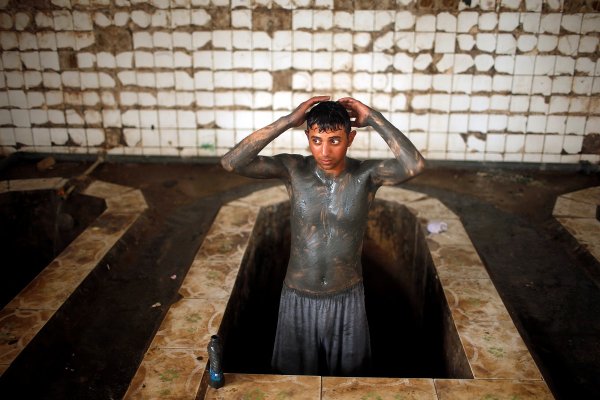 
	Иракчани се наслаждават на масажи и кални бани
